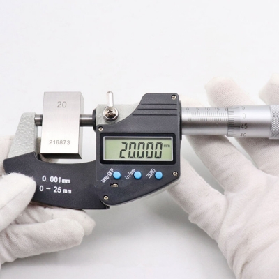 Musktool-CTM025-0-25MM0-1 2-way Electronic Digital Outside Micrometer with Laser Engraved Scale and Carbide Tipped